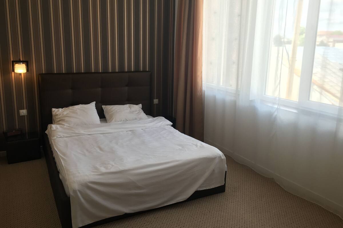 Brankas, meja kerja, dan Wi-Fi gratis