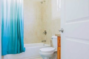 Apartment, 2 Queen-Betten, Poolzugang, Bergblick | Badezimmer | Duschwanne, kostenlose Toilettenartikel, Haartrockner, Handtücher