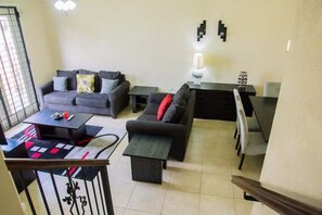 Apartment, 2 Queen-Betten, Poolzugang, Bergblick | Wohnbereich