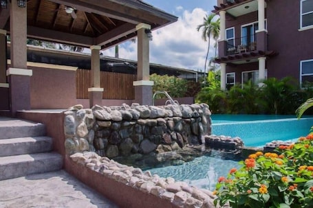 Açık yüzme havuzu