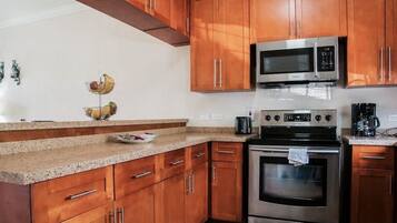 Departamento, 2 camas Queen size, acceso a la alberca, vista a la montaña | Cocina privada | Refrigerador con congelador, microondas, horno y parrilla de estufa