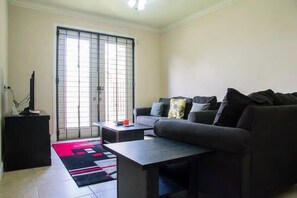 Apartment, 2 Queen-Betten, Poolzugang, Bergblick | Wohnzimmer