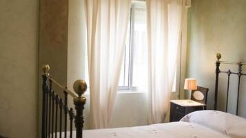 3 bedrooms, free cots/infant beds, free WiFi, bed sheets