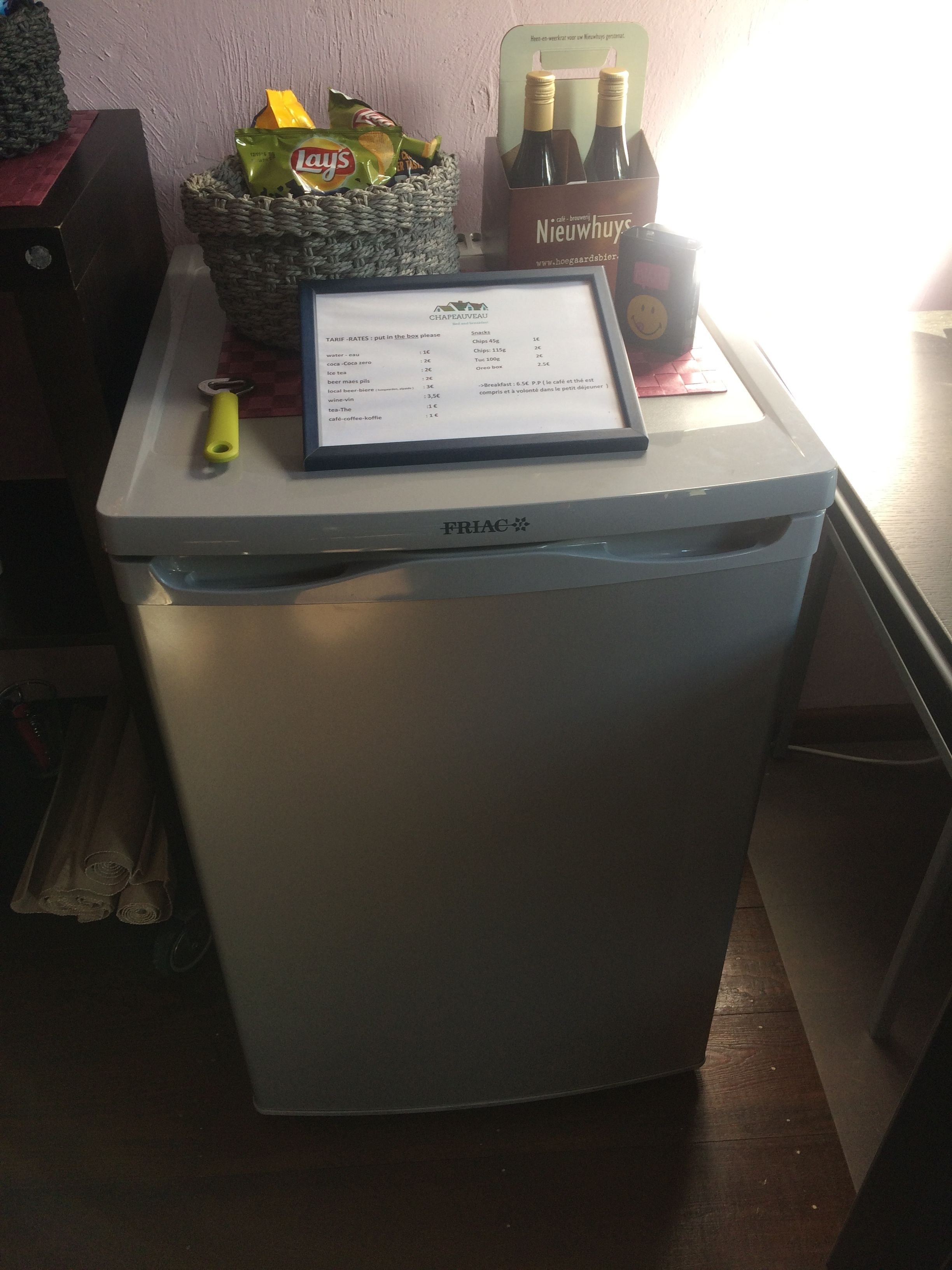 Refrigerador petit i blanc, amb la marca FIAC i un menú a la part superior.