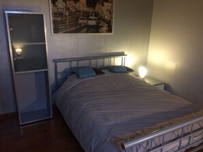 Desk, soundproofing, rollaway beds, free WiFi - Chapeauveau (Helecine)