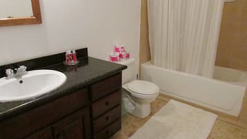 Estudio | Baño | Amenidades de baño gratuitas, secadora de cabello, toallas