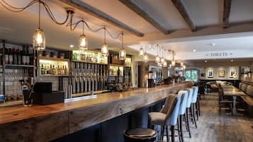 2 bars/lounges