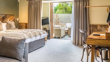 Habitación doble Deluxe (with sofa bed) | Ropa de cama de alta calidad y decoración personalizada
