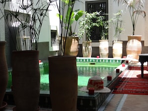 Hồ bơi ngoài trời, ghế dài tắm nắng
