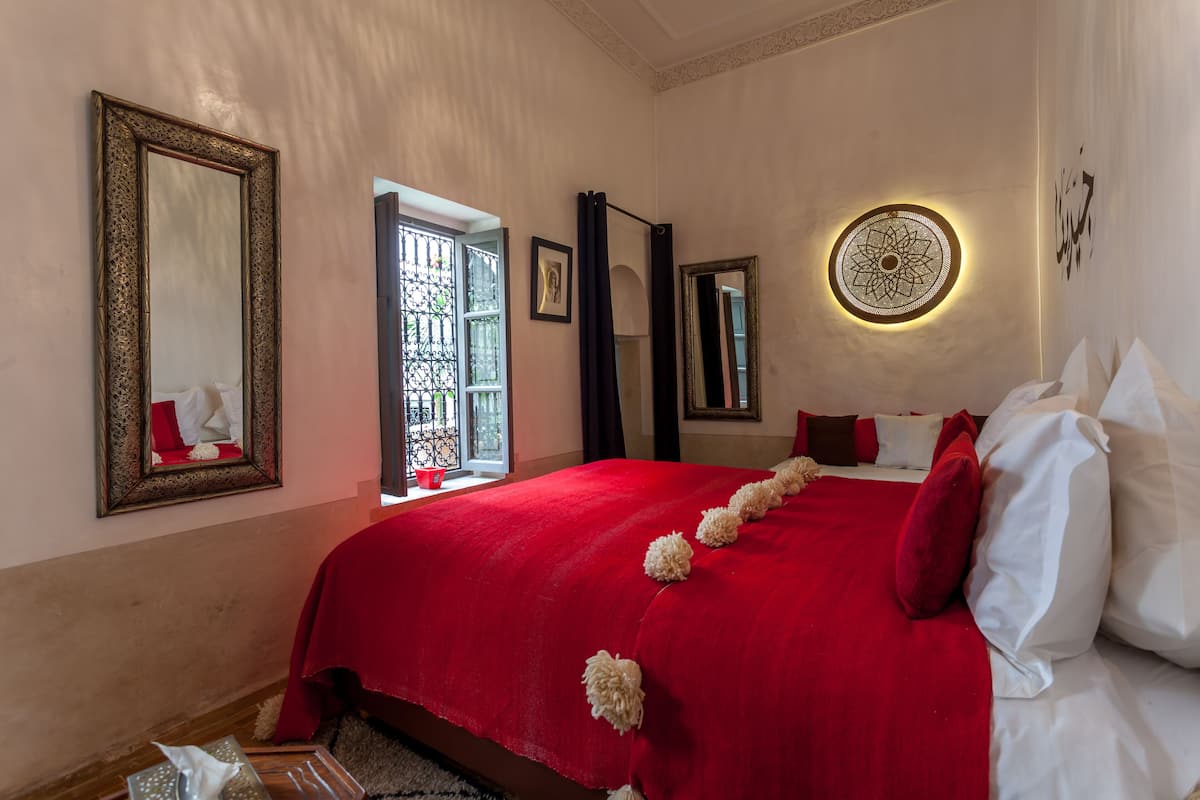 Habitación doble Confort, baño privado (JININA) | Ropa de cama de alta calidad y camas con pillow-top