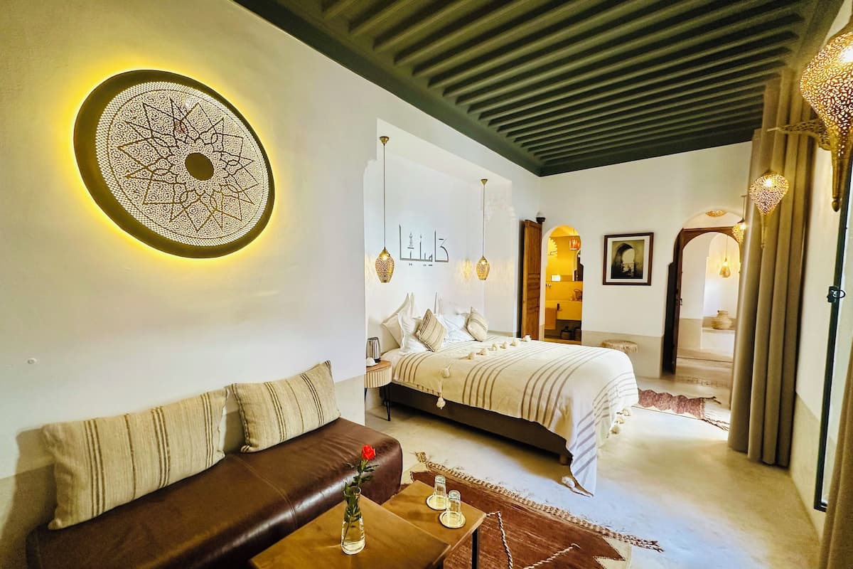 Suite – deluxe, bassengutsikt | Safe på rommet, individuelt innredet og blendingsgardiner