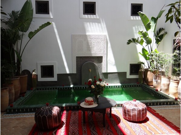 Outdoor pool, sun loungers - Riad le Jardin Des Sens (Marrakech)