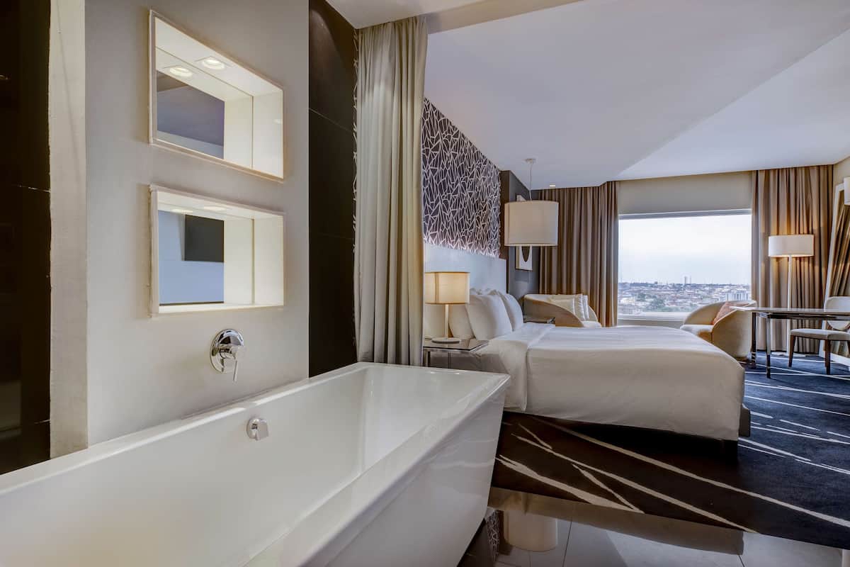 superior room | bathroom | combined shower/bathtub, deep-soaking bathtub, free toiletries
