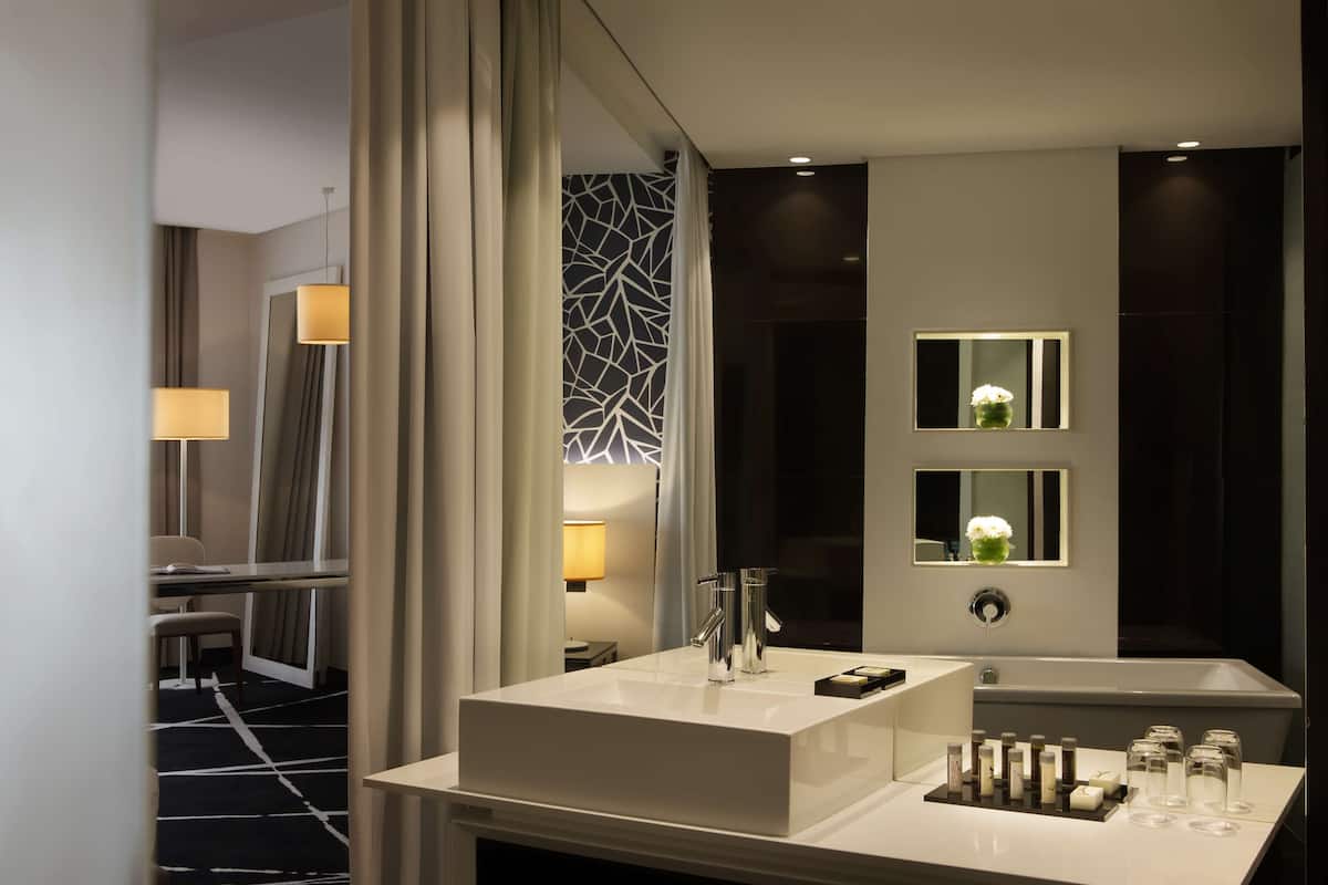 combined shower/bathtub, deep-soaking bathtub, free toiletries