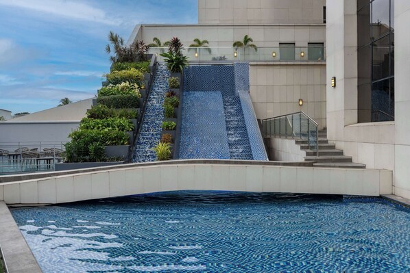 Una piscina al aire libre
