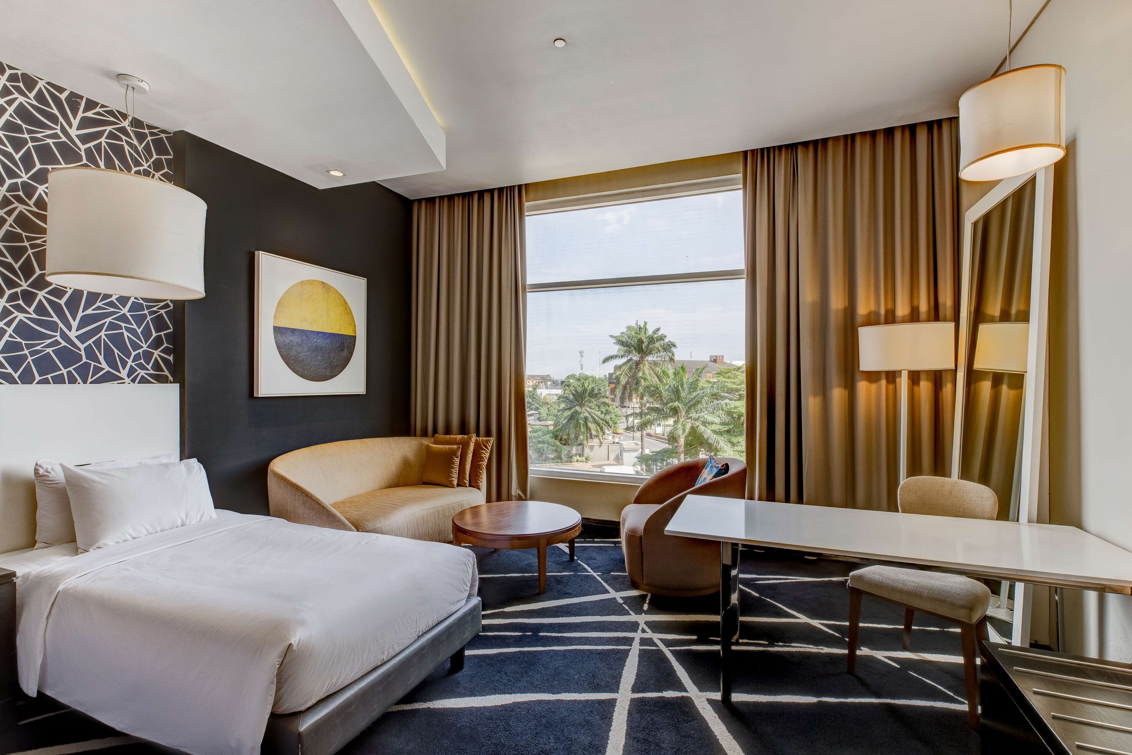 Habitación superior | Minibar, caja fuerte, espacio para trabajar con un portátil