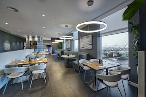 Desayuno buffet diario (AED 42.86 por persona)