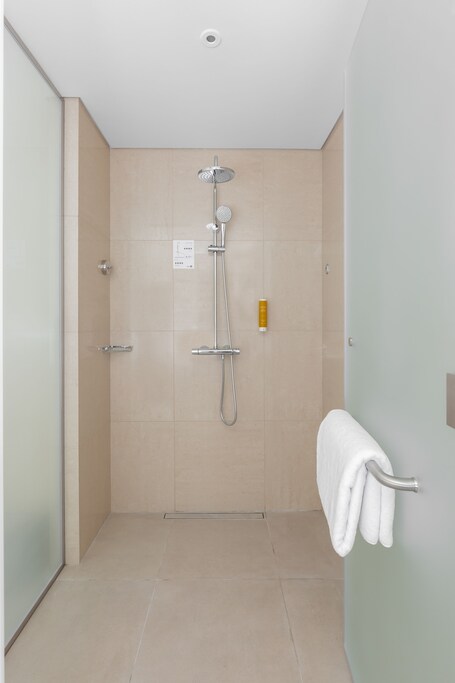 Premier Inn Dubai Ibn Battuta Mall - Image 38