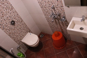 Habitación individual Deluxe, 1 habitación, para fumadores | Baño | Regadera, amenidades de baño gratuitas, toallas