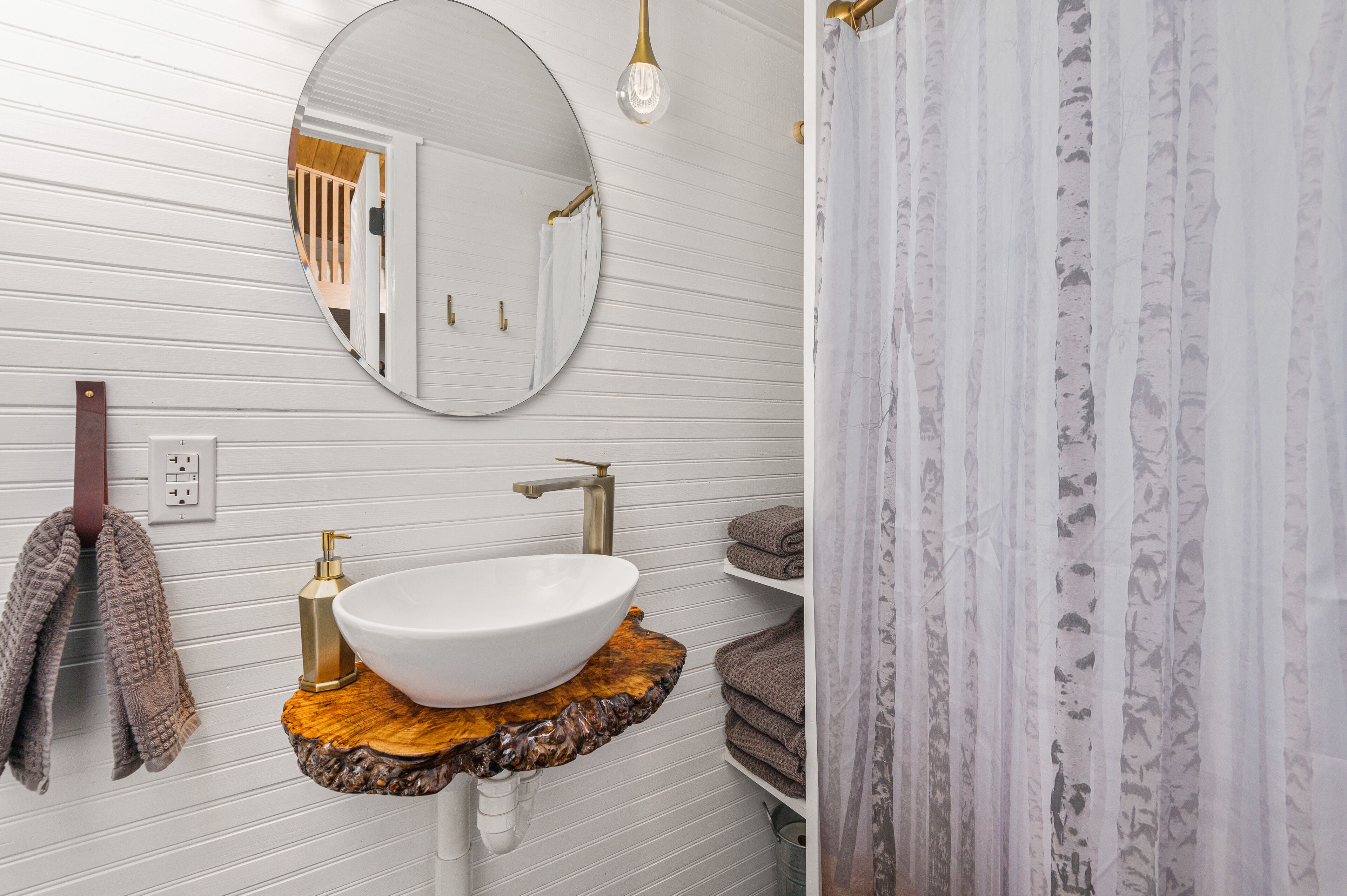 finlandia - tiny house | bathroom | shower, hair dryer, towels