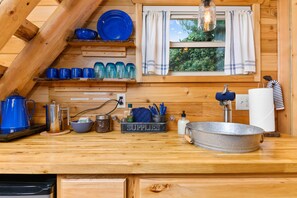 Casa com design assinado, várias camas, para não fumantes, cozinha americana (Cabin) | Cozinha americana privada | Geladeira, cafeteira/chaleira, chaleira elétrica