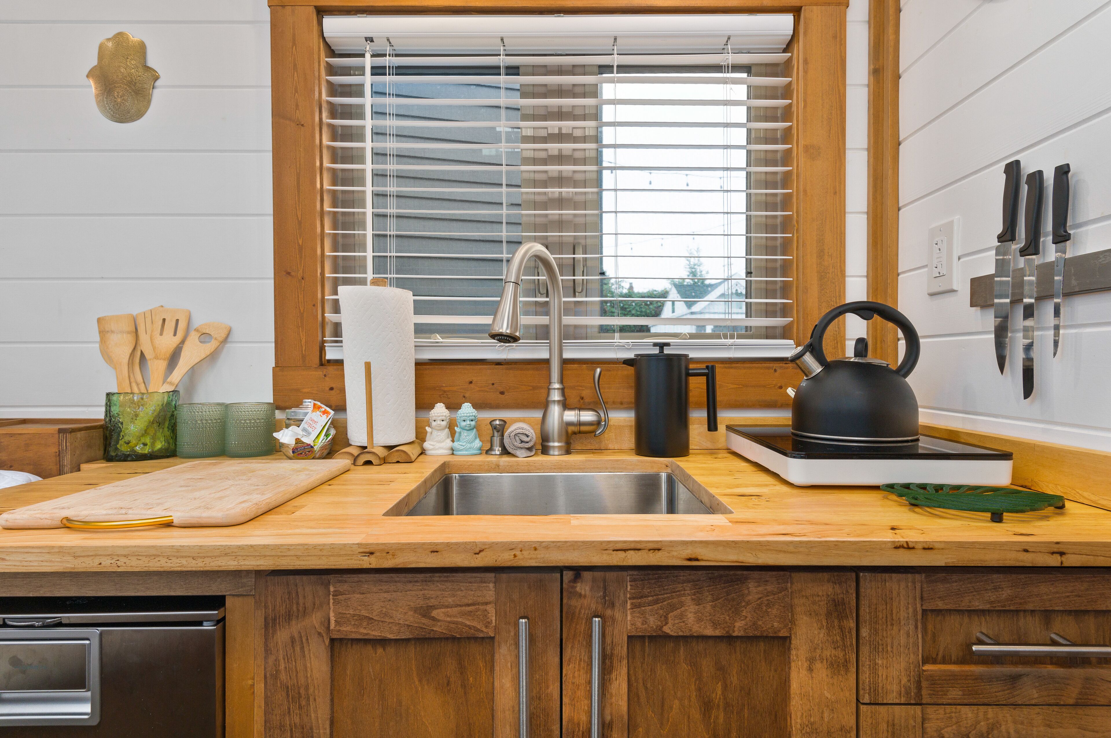 zen - tiny house | private kitchenette | fridge, coffee/tea maker, electric kettle, cookware/dishes/utensils