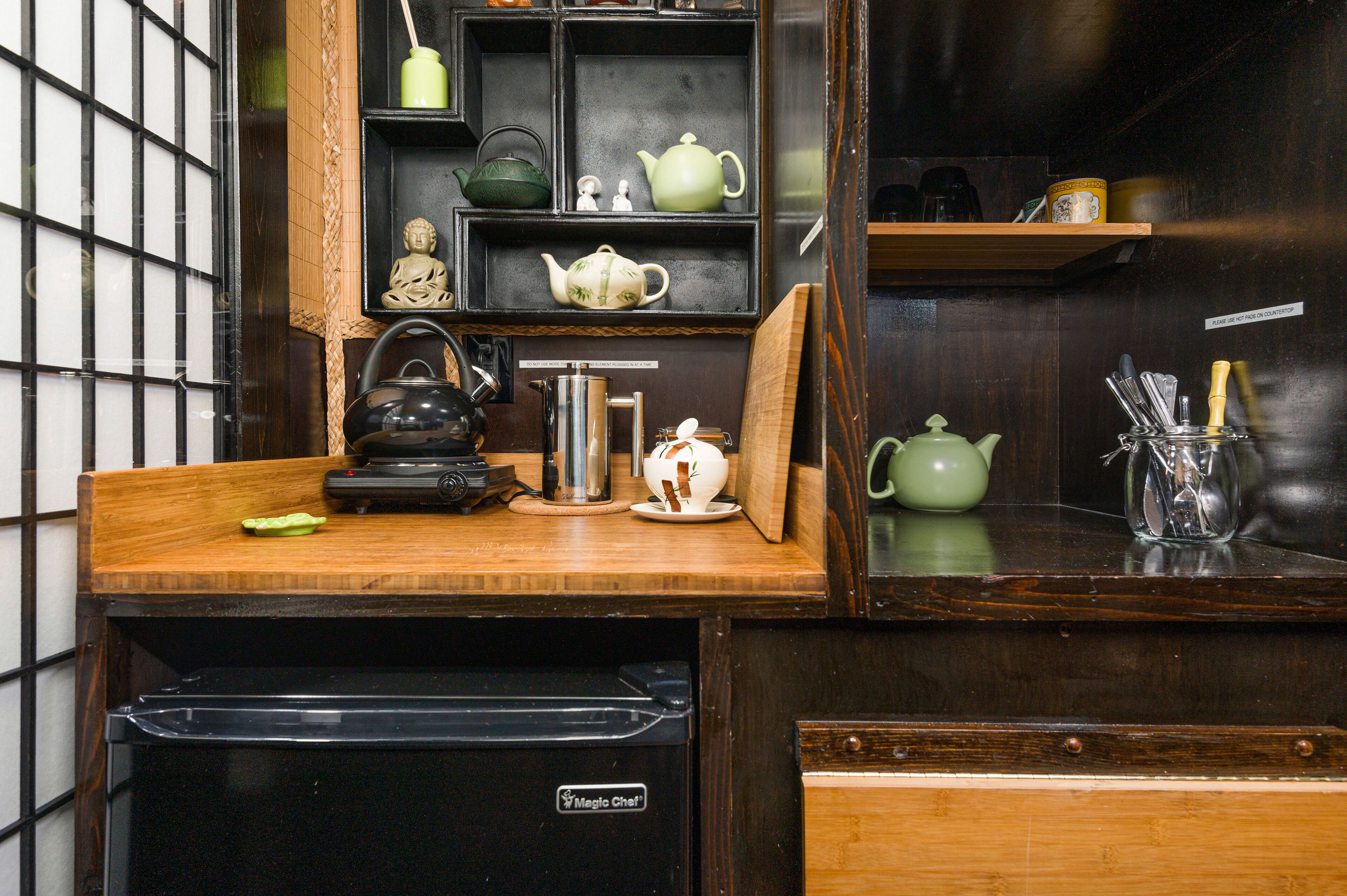 bamboo - tiny house | private kitchenette | fridge, coffee/tea maker, electric kettle, cookware/dishes/utensils