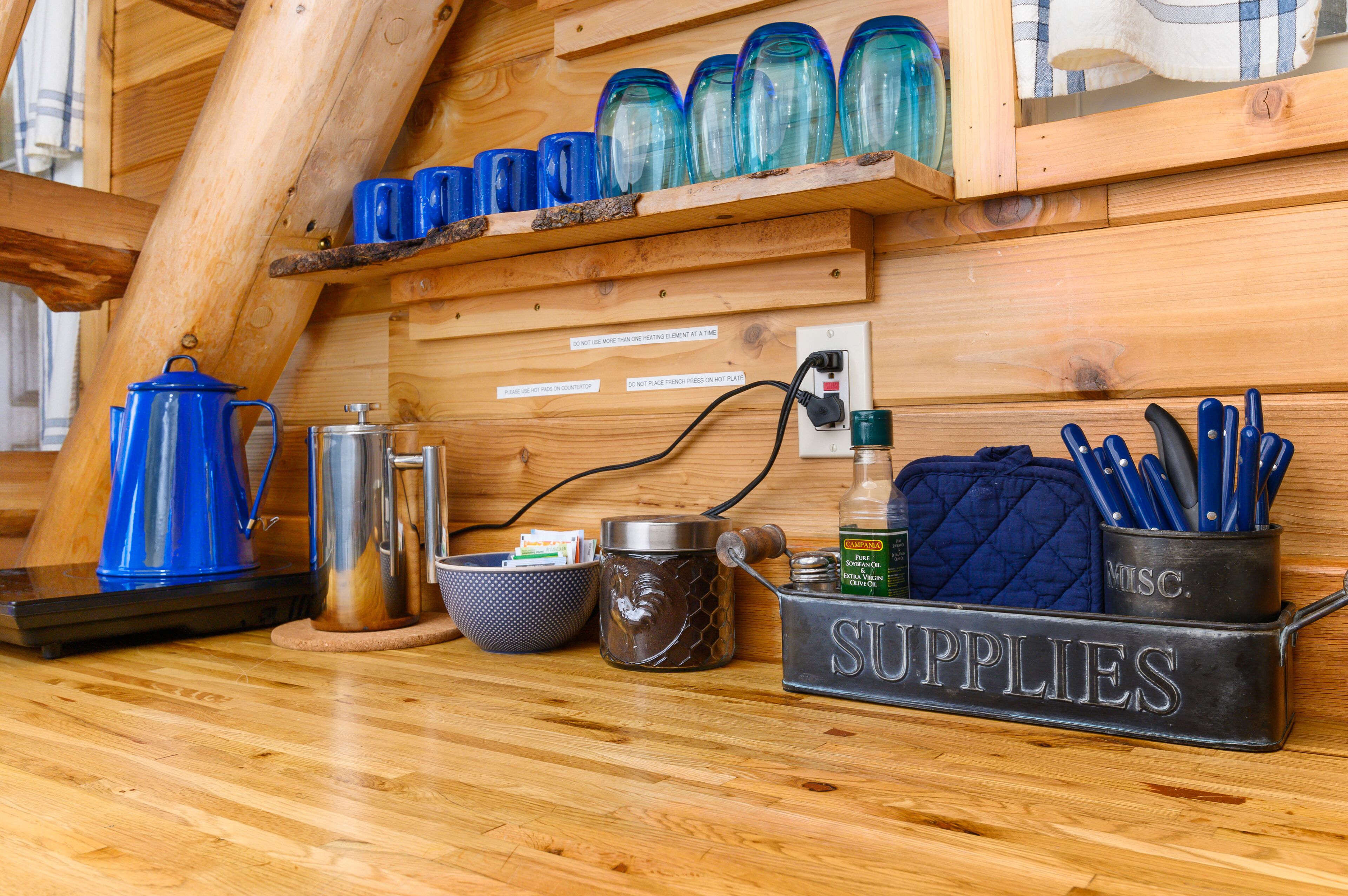 cabin - tiny house | private kitchenette | fridge, coffee/tea maker, electric kettle, cookware/dishes/utensils