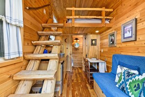 Cabin - Tiny House | Living area - Tiny Digs - Hotel of Tiny Houses (Portland)
