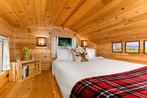 Cabin - Tiny House | Egyptian cotton sheets, premium bedding, memory-foam beds - Tiny Digs - Hotel of Tiny Houses (Portland)
