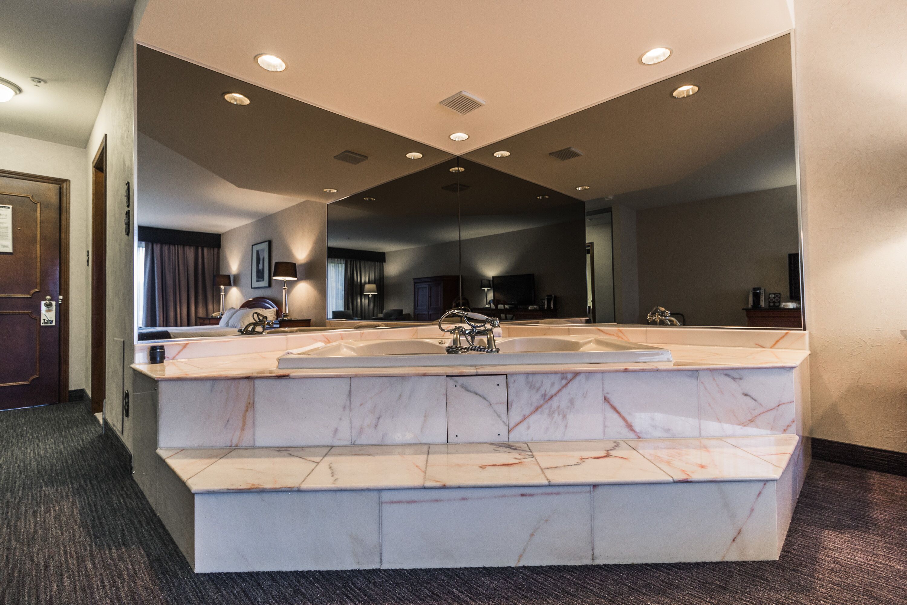 deluxe room, 1 king bed | down duvets, in-room safe, blackout curtains, soundproofing