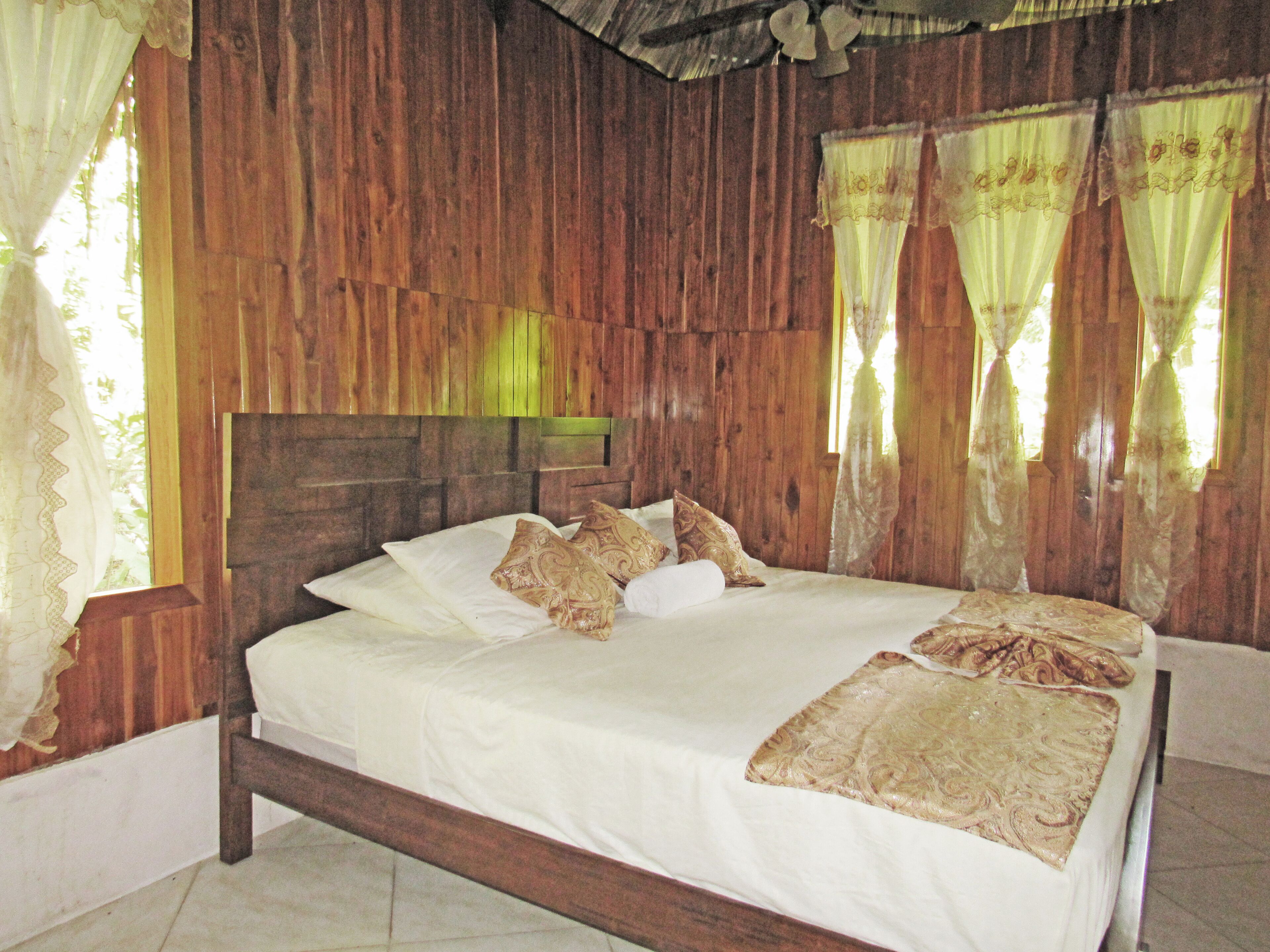 Escritorio y ropa de cama 