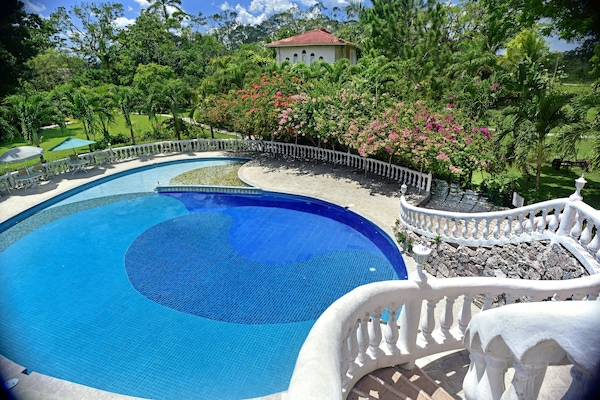 Una piscina al aire libre