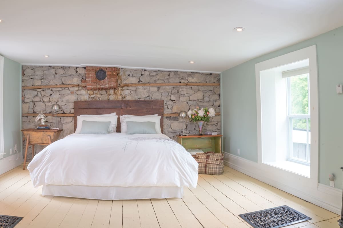 Grand Room, 1 King Bed, Private Bathroom, Garden View | Premium bedding, individually decorated, blackout curtains