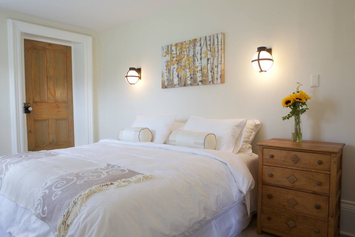 Classic Room, 1 Queen Bed, Private Bathroom, Ground Floor | Premium bedding, individually decorated, blackout curtains