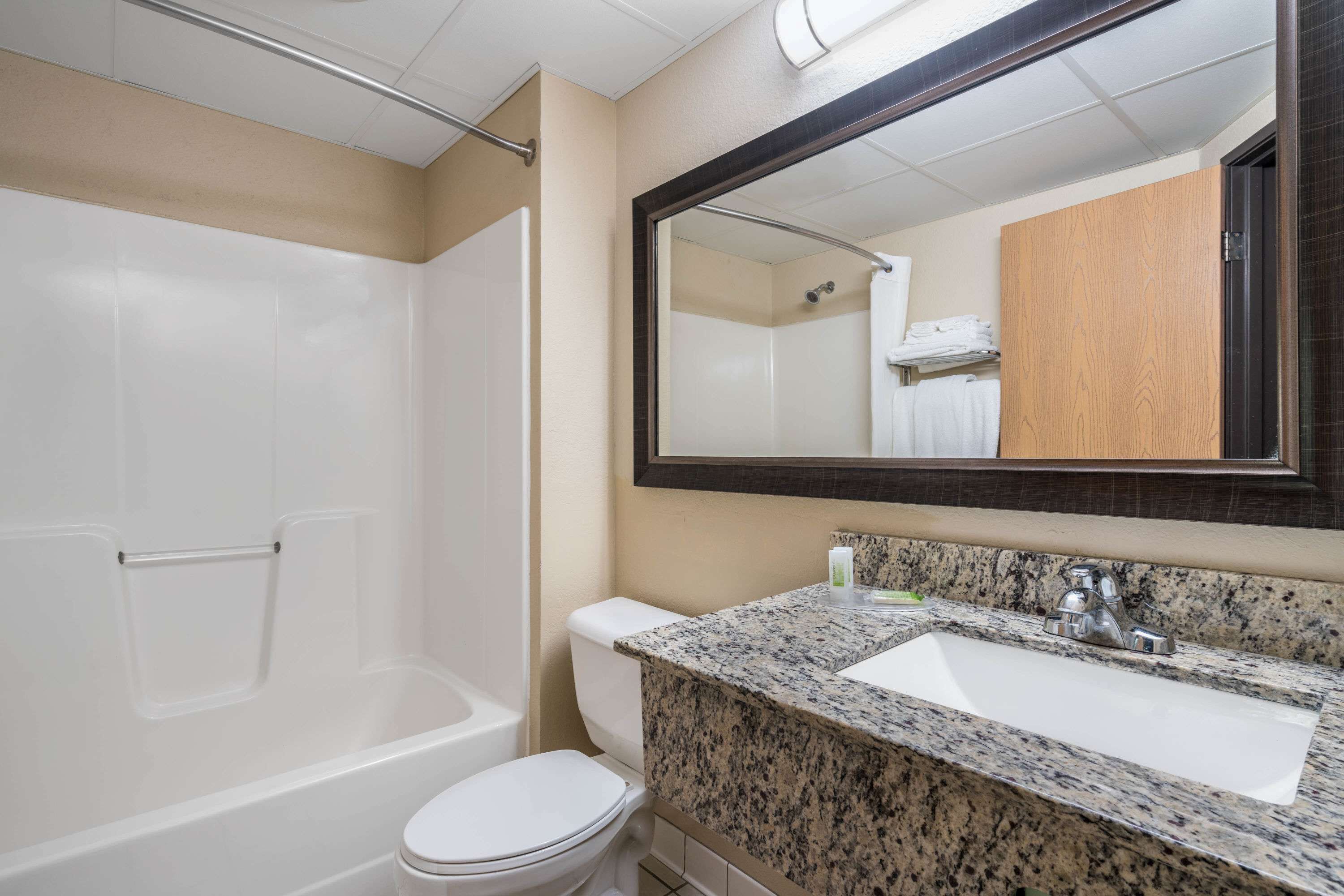 Deep-soaking bathtub, free toiletries, hair dryer, towels