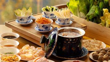 بوفيه فطور يوميًا مقابل رسوم