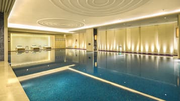 من حمّامات السباحة المغطاة، مقاعد للتشمس، رجال إنقاذ في المنشأة الفندقية