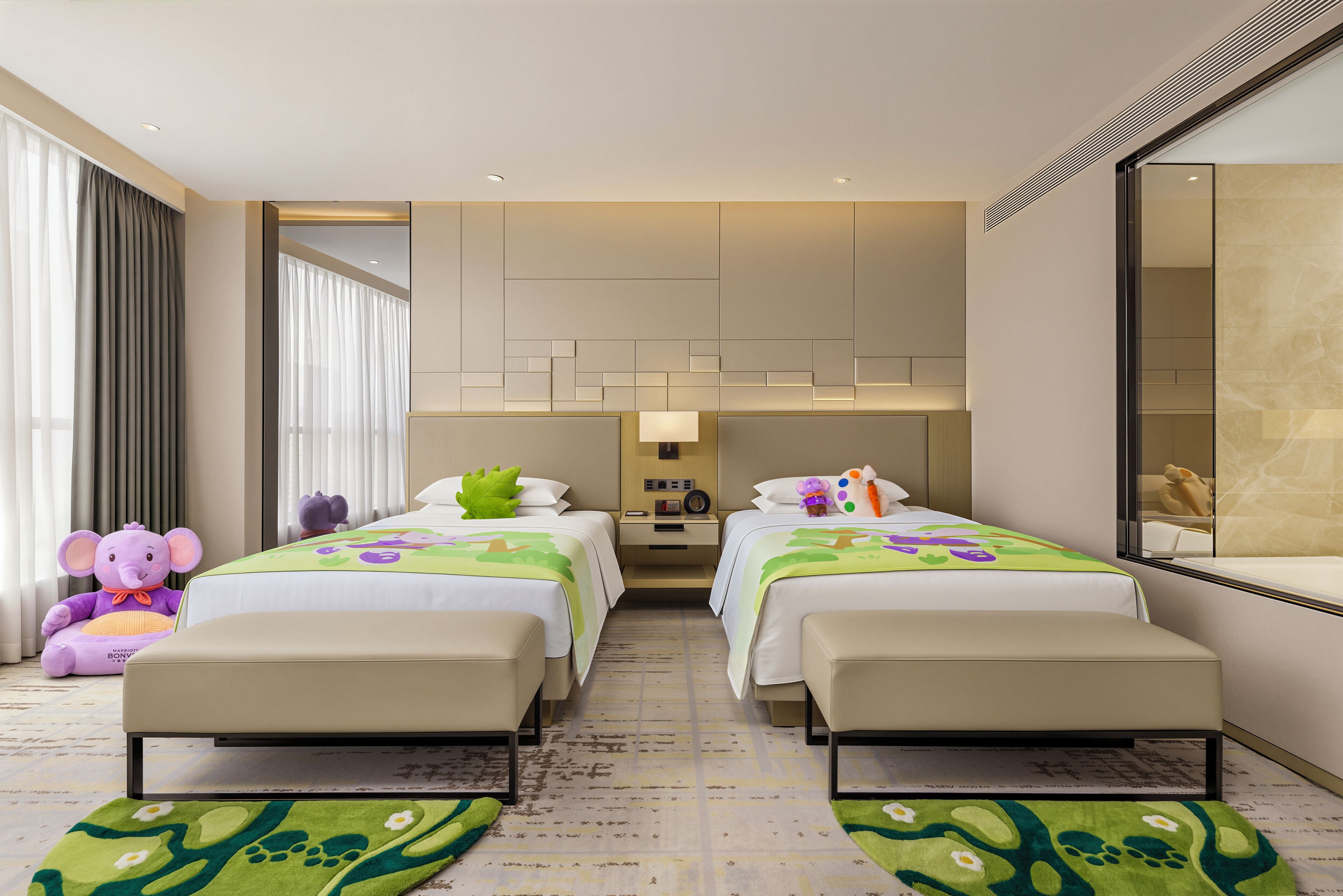 Habitación familiar, 2 camas individuales | Ropa de cama de alta calidad, edredones de plumas, minibar y caja fuerte