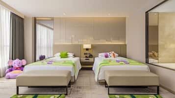 Habitación familiar, 2 camas individuales | Ropa de cama de alta calidad, edredones de plumas, minibar y caja fuerte