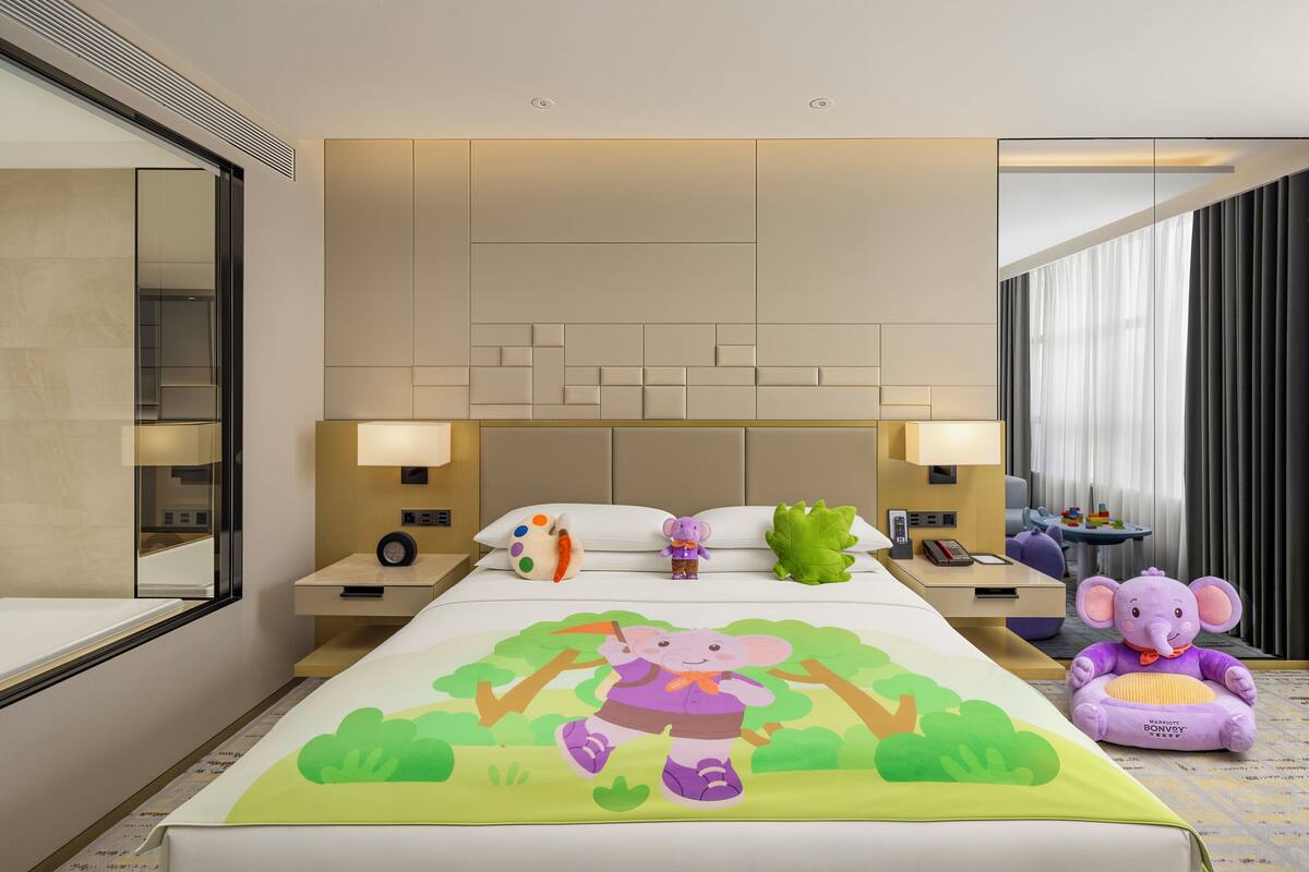 Family Room, 1 King Bed | Premium bedding, down comforters, minibar, in-room safe