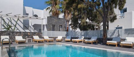 Sæsonbestemt udendørs pool, parasoller, liggestole