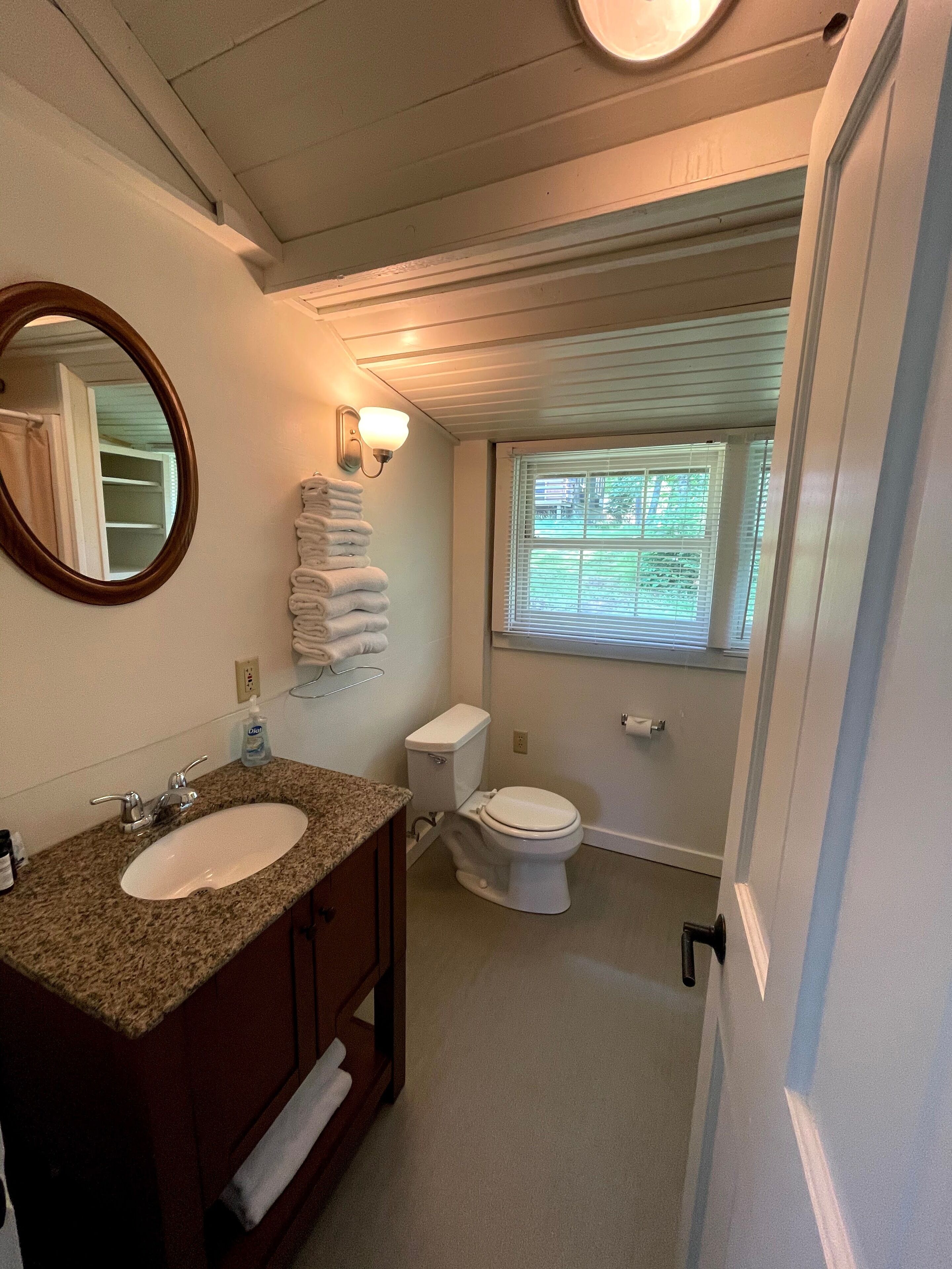 standard cabin, 1 queen bed, hill view | bathroom | combined shower/bathtub, free toiletries, hair dryer, towels
