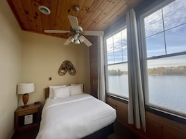 Quarto luxo, 1 cama Queen, vista para o lago, ao lado do lago | Cortinas blackout, ferros/tábuas de passar roupa, Wi-Fi de cortesia