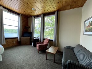 Chambre Deluxe, 1 grand lit, vue lac, en bord de lac | Coin séjour