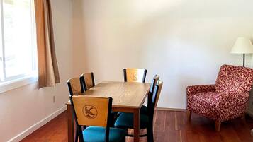 Deluxe Cabin | Dining room