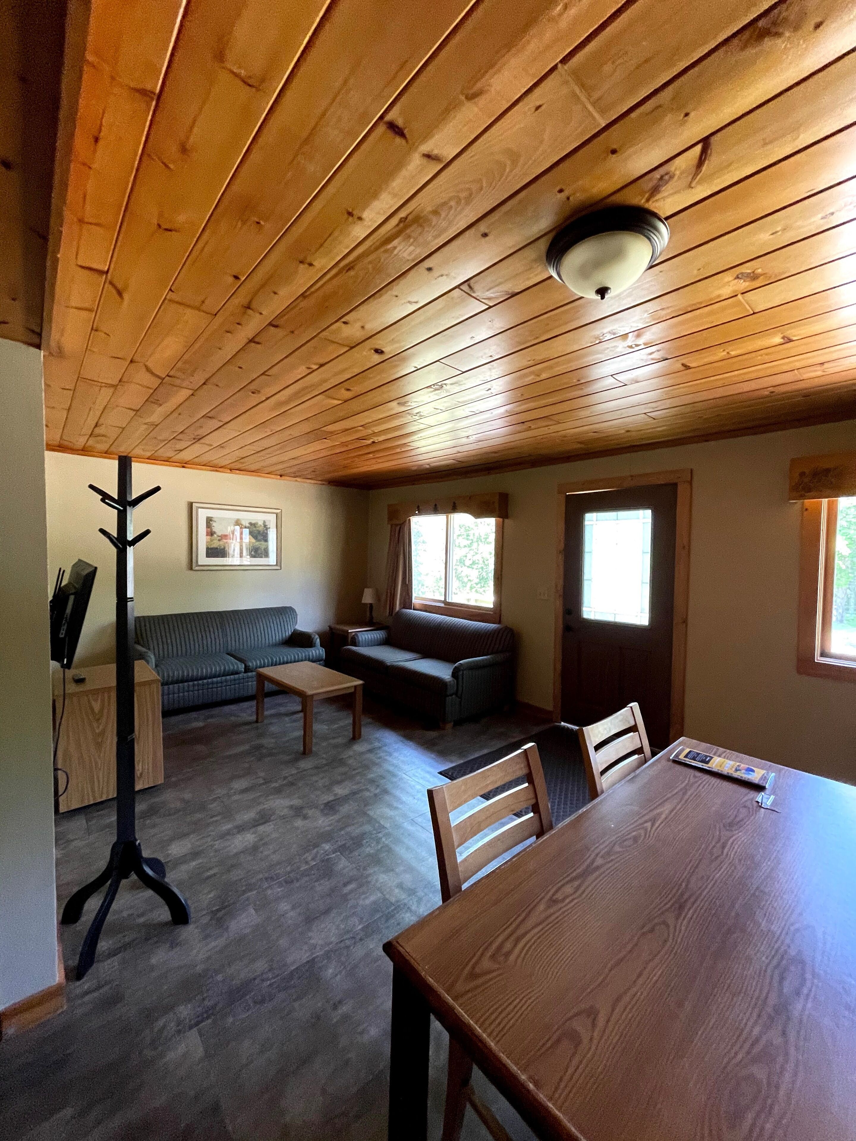 Cabaña básica, 2 habitaciones, vista al resort, junto a la pista de ski | Área de sala de estar | Televisión de pantalla plana de 32 pulgadas con canales digitales 