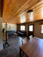 Cabana básico, 2 quartos, vista para o resort, ao lado da pista de esqui | Área de estar | TV de tela plana 32 polegadas com canais digitais, TV, DVD player