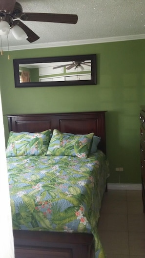 1 bedroom, Egyptian cotton sheets, premium bedding, blackout drapes - Oasis at Oaklands (Kingston)