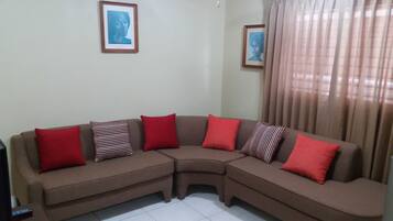 Apartamento Confort | Sala de estar | Una televisión de pantalla plana, películas de pago